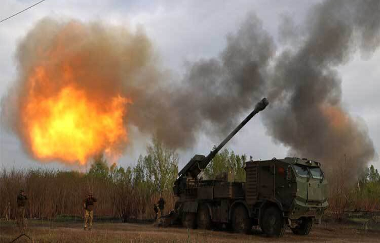 রাশিয়ার দুইটি তেল শোধনাগার ও একটি সামরিক ঘাঁটিতে হামলা চালিয়েছে ইউক্রেন। ড্রোন দিয়ে এই হামলা চালানো হয়। ছবি: এএফপি