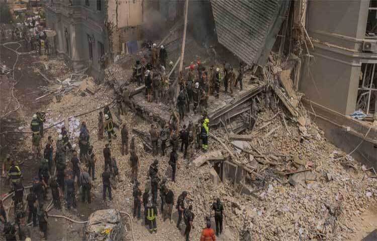 ইউক্রেনের বিভিন্ন শহরজুড়ে ব্যাপক ক্ষেপণাস্ত্র হামলা চালিয়েছে রাশিয়া। সোমবারের এসব হামলায় কমপক্ষে ৩৭ জন নিহত হয়েছে। ছবি: এএফপি