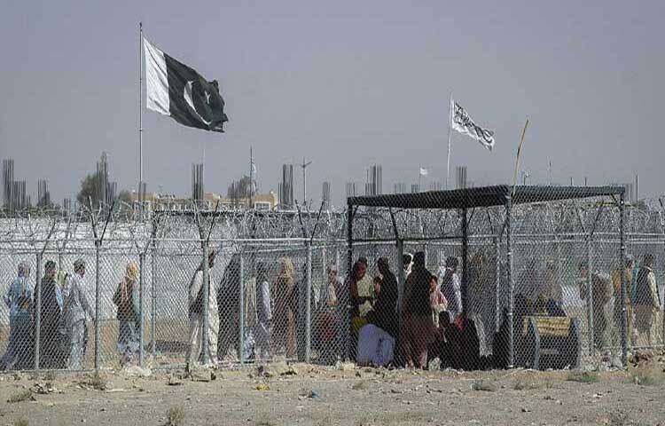 সাম্প্রতিক একাধিক আত্মঘাতী হামলার জেরে আফগানিস্তানের ভেতরে বিমান হামলা চালিয়েছে পাকিস্তান। দেশটির সামরিক বাহিনী বলছে, হামলাগুলোতে ‘সন্ত্রাসী শিবির ও আস্তানা’ লক্ষ্যবস্তু করা হয়েছে। আস্তানাগুলো পাকিস্তান তেহরিক-ই-তালেবান (টিটিপি) এবং তাদের সহযোগীদের সঙ্গে সংশ্লিষ্ট বলে দাবি করা হয়েছে।