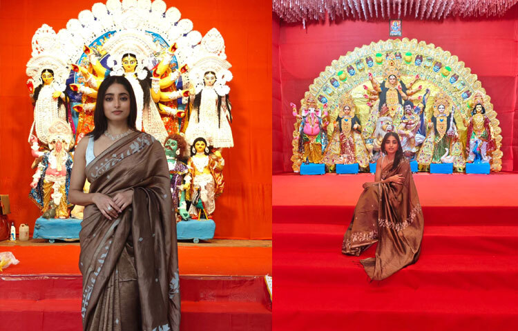 কফি রঙা সিল্ক শাড়ি, সাদা ব্লাউজ আর ফ্লোরাল নেকপিসে ঈশা সাহা যেন এক রুচিশীল অনন্যতা। সাজ ছিল মিনিমাল, কিন্তু সেই সরল সৌন্দর্যেই লুকিয়ে ছিল বিশেষত্ব।