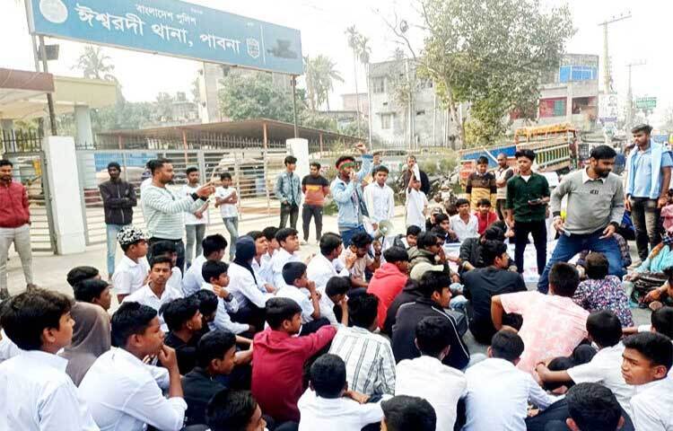 ঈশ্বরদীতে বৈষম্যবিরোধী ছাত্র আন্দোলনের সহ-সমন্বয়ক ইব্রাহিম হোসেনের ওপর হামলার ঘটনায় নিষিদ্ধ সংগঠন ছাত্রলীগের নেতাকর্মীদের গ্রেফতার ও থানার ওসি শহিদুল ইসলামের অপসারণের দাবিতে বিক্ষোভ করছেন শিক্ষার্থীরা। ছবি: শেখ মহসীন