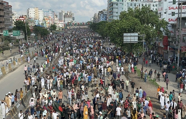 বিজয় উল্লাসে মেতেছে রাজধানীর রাজপথ। ছবি: ইসমাইল হোসেন রাসেল