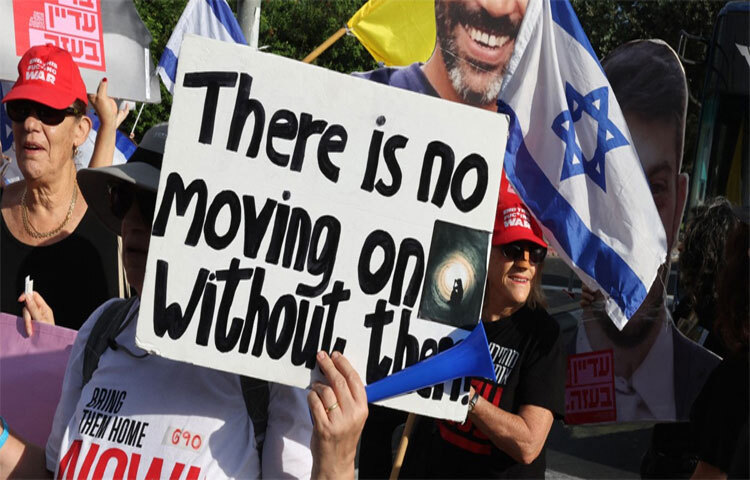 ইসরায়েলের বিভিন্ন শহরে বিক্ষোভ শুরু হয়েছে। গাজায় চলমান সামরিক অভিযান অবিলম্বে বন্ধ ও হামাসের হাতে আটক থাকা বাকি জিম্মিদের দ্রুত ফিরিয়ে আনার দাবিতে মঙ্গলবার সকাল থেকে বিক্ষোভকারীরা সমাবেশ করছেন। ছবি: এএফপি