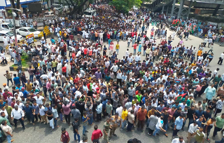 বিএনপি নেতা ইশরাক হোসেনকে ঢাকা দক্ষিণ সিটি করপোরেশনের (ডিএসসিসি) মেয়রের দায়িত্ব বুঝিয়ে দিতে মৎস্য ভবন, কাকরাইল মসজিদ এবং প্রধান উপদেষ্টার বাস ভবন যমুনায় যাওয়ার রাস্তায় অবস্থান নিয়েছেন তার অনুসারীরা। ছবি: মুসা আহমেদ