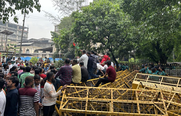 বিএনপি নেতা ইশরাক হোসেনকে ঢাকা দক্ষিণ সিটি করপোরেশনের মেয়র হিসেবে শপথ পড়াতে হবে। সেই সঙ্গে স্থানীয় সরকার উপদেষ্টা আসিফ মাহমুদ সজীব ভূঁইয়া ও তথ্য উপদেষ্টা মাহফুজ আলম পদত্যাগ না করা পর্যন্ত আন্দোলন চালিয়ে যাবেন ইশরাকের সমর্থকরা। ছবি: মুসা আহমেদ
