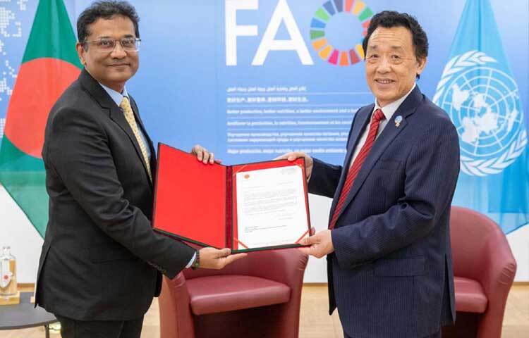 ইতালির রোমে জাতিসংঘের এফএও-এর সদর দপ্তরে সংস্থাটির মহাপরিচালক ড.চু ডং ইউ-এর কাছে স্থায়ী প্রতিনিধি হিসেবে পরিচয়পত্র পেশ করেন সেদেশে বাংলাদেশের রাষ্ট্রদূত রকিবুল হক। ছবি: পিআইডি