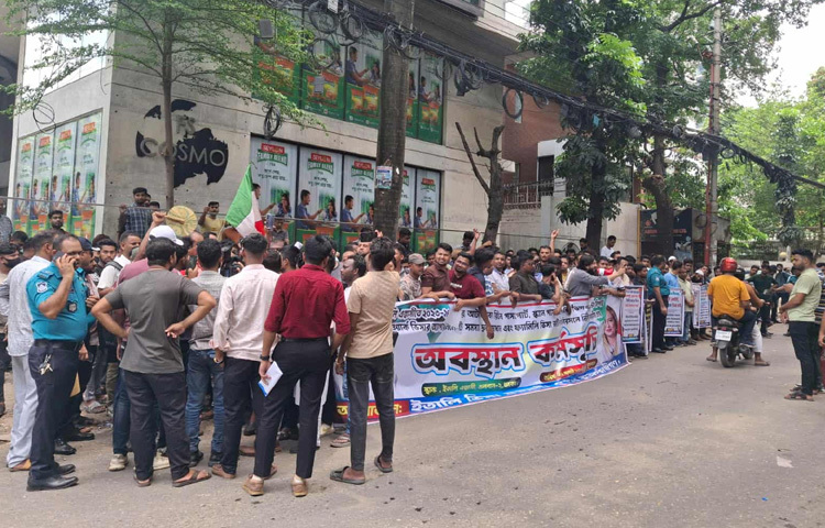 ইতালির দূতাবাসে ২০২৩-২৪ সালের আটকে থাকা ওয়ার্ক ভিসার দ্রুত নিষ্পত্তিসহ চার দাবিতে অবস্থান কর্মসূচি পালন করছেন ভিসাপ্রত্যাশী ভুক্তভোগীরা। ছবি: রায়হান আহমেদ