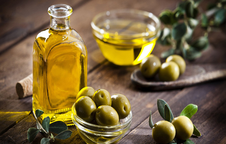 অলিভ অয়েল: অর্গানিক অলিভ অয়েল হালকা গরম করে চুলের গোড়ায় গোড়ায় ভালো করে লাগিয়ে নিন। এরপর সারারাত রেখে সকালে ধুয়ে ফেলুন। অলিভ অয়েলের ময়েশ্চারাইজিং গুণ মাথার শুষ্কতা কমায় ও চুলে পুষ্টি জোগায়। সপ্তাহে অন্তত দু’বার এই যত্ন নিলে মাথার চুলকানির সঙ্গে চুলের রুক্ষতাও অনেকটাই কমে যাবে।