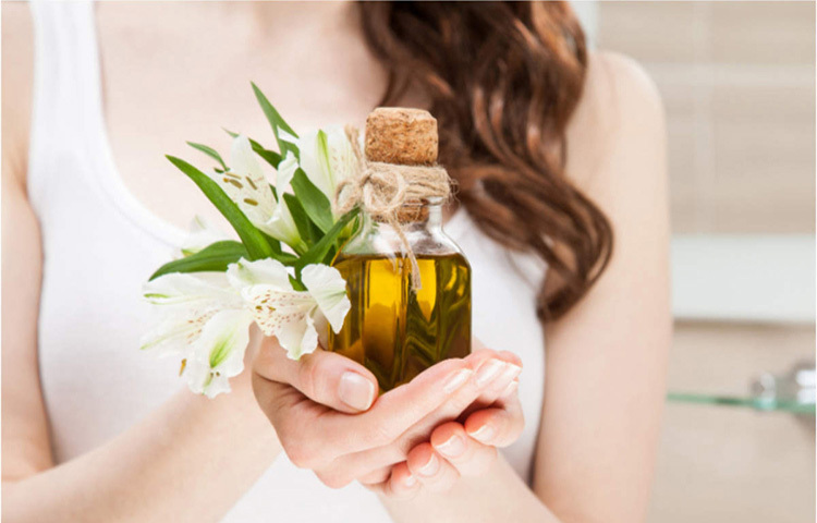 আর্গান অয়েল: আর্গান অয়েল শুধু চুলকানি কমায় না, চুলে আনে এক অনন্য উজ্জ্বলতা। খাঁটি আর্গান তেল নিয়ে হালকা হাতে স্ক্যাল্পে ম্যাসাজ করুন। তেলটা ভালোভাবে চুলে মিশে গেলে সারারাত রেখে দিন। সকালে উঠে শ্যাম্পু করে ফেলুন। সপ্তাহে একবার এই তেল ব্যবহার করলেই দেখবেন, মাথার অস্বস্তি যেমন কমেছে, তেমনি চুলের জেল্লাও বেড়েছে।