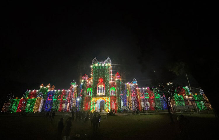 লাখো শহীদের রক্ত দিয়ে কেনা এ বিজয়কে বরণ করে নিতেই নগরীর গুরুত্বপূর্ণ স্থাপনায় আলোকসজ্জা করা হয়েছে। সুপ্রিম কোর্টের আপিল বিভাগের মূল ভবন ও হাইকোর্ট ভবনসহ গুরুত্বপূর্ণ স্থাপনা মোড়ানো হয়েছে লাল সবুজের আলোর চাদরে। সবোচ্চ আদালত ছাড়াও অন্য স্থাপনাগুলোতেও লেগেছে বিজয়ের রঙের ছোঁয়া।