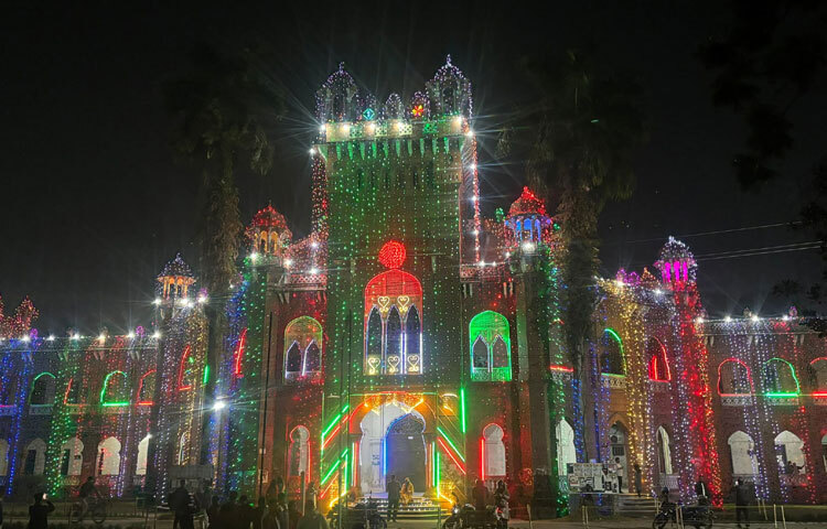 মহান বিজয় দিবস উপলক্ষে রাজধানী ছাড়াও দেশের প্রতিটি অঞ্চল লাল-সবুজের আলোকসজ্জায় সজ্জিত করা হয়েছে। বিজয়ের বর্ণিল সাজে ঢাকা রূপ নিয়েছে আলোর নগরীতে।