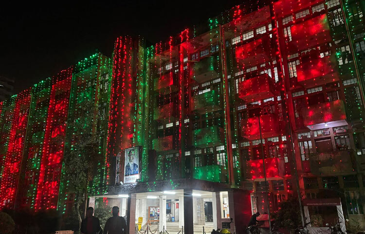 সোমবার সন্ধ্যার পর থেকেই রাজধানী ঢাকা বিজয়ের আলোকসজ্জায় রঙিন হয়ে উঠেছে। গুরুত্বপূর্ণ স্থাপনাগুলোসহ ব্যাংক-বিমা, সরকারি দপ্তর ও অভিজাত হোটেলগুলোতে শোভা পাচ্ছে ঝলমলে আলো।