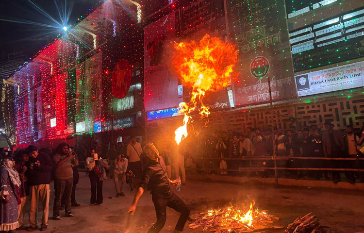 নগরীর বিভিন্ন স্থানে বিএনপি ও সহযোগী সংগঠনগুলোর কার্যালয়ও বর্ণিল আলোকসজ্জায় সজ্জিত করা হয়েছে। রাস্তার দুপাশ ও মোড়ে মোড়ে শোভা পাচ্ছে বৈদ্যুতিক বাল্বের বাহারি রঙের আলোর ঝলকানি।