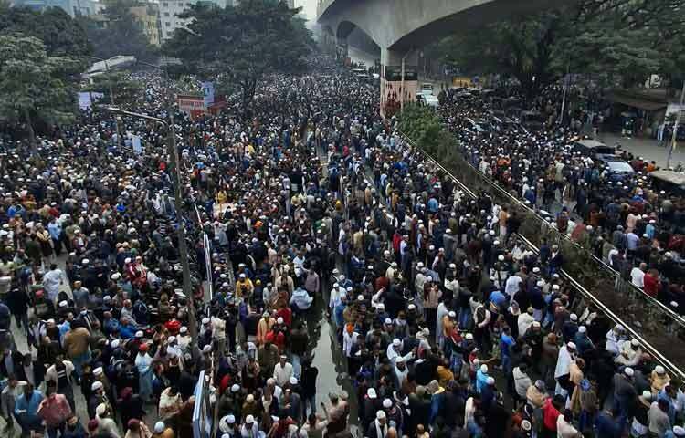 জানাজা উপলক্ষে ৩১ ডিসেম্বর ভোর থেকেই মানুষ আসতে শুরু করে মানিক মিয়া অ্যাভিনিউয়ে। মেট্রোরেল কর্তৃপক্ষ বলছে, মেট্রোরেলে রেকর্ড সংখ্যক মানুষ যাতায়াত করছে জানাজায় অংশগ্রহণের জন্য।