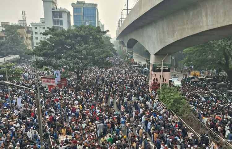মানুষের চোখে-মুখে একজন আপসহীন দেশনেত্রীকে হারানোর বেদনা।