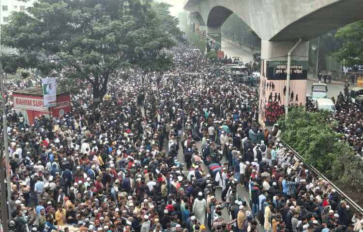 দুপুর ১টার দিকে সরেজমিনে রাজধানীর শেওড়াপাড়া, আগারগাঁও, বিজয় সরণি, খামারবাড়ি, খেজুরবাগান, ফার্মগেট, আড়ং মোড়, ধানমন্ডি ২৭ ও কারওয়ান বাজার এলাকা ঘুরে দেখা গেছে, লাখ লাখ মানুষের উপস্থিতি।