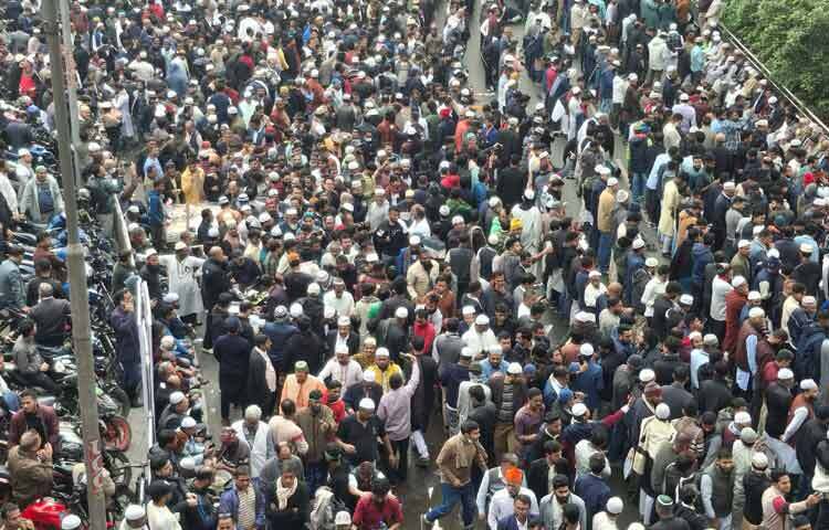 দূর দূরান্ত থেকে মানুষ পায়ে হেঁটে আসছে জানাজায় অংশগ্রহণের জন্য।