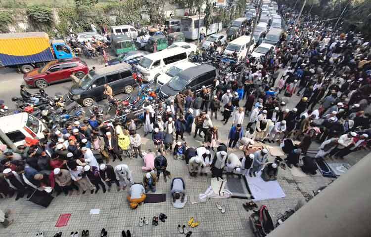 জানাজা উপলক্ষে বিশেষ নিরাপত্তা ব্যবস্থা গ্রহণ করেছে আইনশৃঙ্খলা বাহিনী। পুলিশের পাশাপাশি এপিবিএন, র‌্যাব, বিজিবি ও সেনাবাহিনী মোতায়েন থাকবে। সার্বিক নিরাপত্তায় আইনশৃঙ্খলা বাহিনীর ১০ হাজারের বেশি সদস্য মোতায়েন থাকবে।