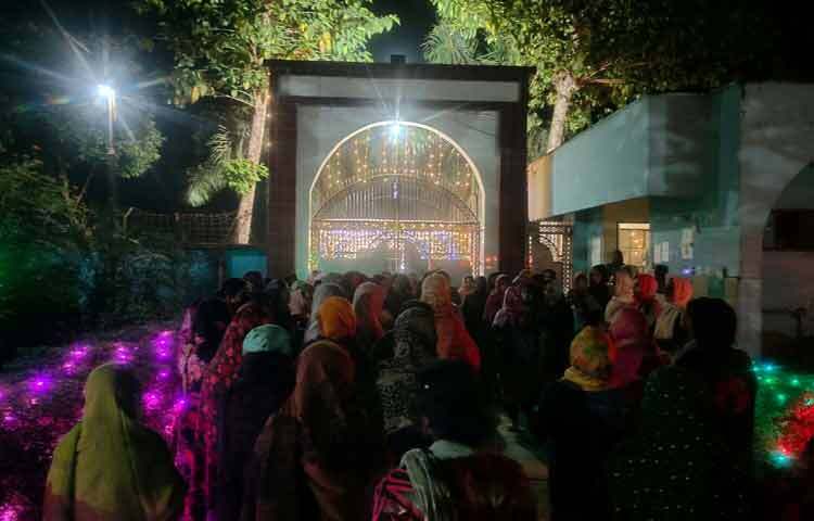 বৃহস্পতিবার রাত ১টার দিকে বিশ্ববিদ্যালয়ের মূল ফটকে বিক্ষোভ করতে দেখা যায় ইসলামী বিশ্ববিদ্যালয়ের (ইবি) নারী শিক্ষার্থীদের। এর আগে রাত ১১টায় বৈষম্যবিরোধী ছাত্র আন্দোলনের নেতৃত্বে বিক্ষোভ মিছিল ও কুষ্টিয়া-খুলনা মহাসড়ক অবরোধ করেন ইবি শিক্ষার্থীরা। এতে বিশ্ববিদ্যালয় শাখা ছাত্রদল, ছাত্রশিবির, ছাত্র ইউনিয়ন, বৈষম্যবিরোধী ছাত্র আন্দোলন, ইসলামি ছাত্র আন্দোলনের নেতারাসহ সহস্রাধিক শিক্ষার্থী অংশ নেয়।