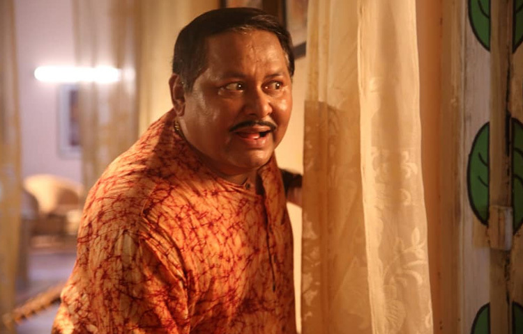 অনেকে জানেন না, খরাজ কেবল অভিনেতা নন, একসময় গায়ক হিসেবেও খ্যাতি অর্জন করেছিলেন। ‘পাতালঘর’ সিনেমায় তার কণ্ঠের জন্য তিনি পেয়েছিলেন পুরস্কারও।