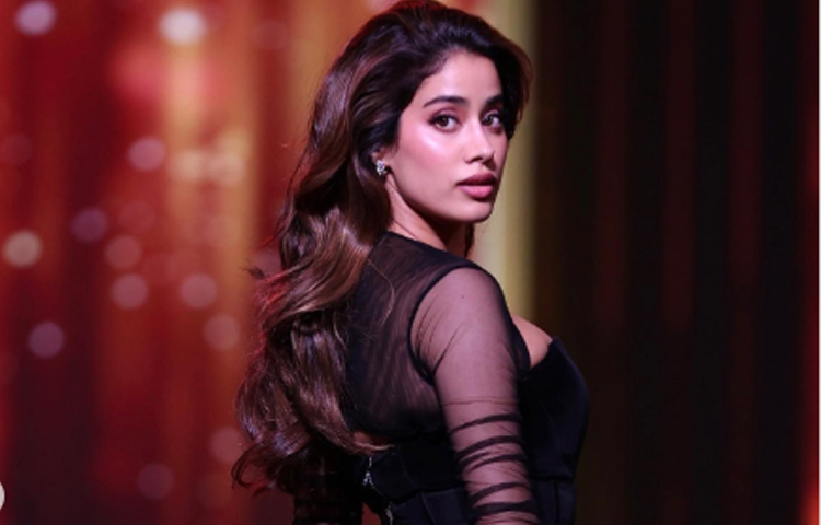 অভিনেত্রী কখন কি করছেন, কোথায় যাচ্ছেন ও নিজের কাটানো ভালো সময়ের ছবি শেয়ার করেন সামাজিক মাধ্যমে। তাই নিয়ে থাকেন আলোচনার কেন্দ্রে। ছবি: ইন্সটাগ্রাম