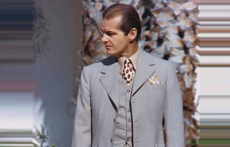 ১৯৩৭ সালের ২২ এপ্রিল নিউইয়র্ক শহরে জ্যাক নিকোলসনের জন্ম। তার পথচলা ছিল মাটির পথে, কষ্টের মধ্যে, প্রথাগত ভালোবাসা বা সাহায্যের চেয়ে দূরে।