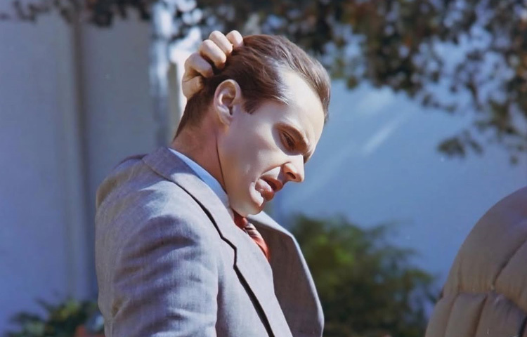 জ্যাক নিকোলসন অভিনয় থেকে অবসর নিয়েছেন, তবে তার তীক্ষ্ণ হাসি, উদ্ভট আচরণ, আর শ্বাসরুদ্ধকর অভিনয় ভুলে যাওয়ার নয়। আজও তার চরিত্রগুলো মানুষের মনে প্রতিধ্বনিত হয়। তাকে না দেখলে হয়তো আমরা জানতেই পারতাম না, একজন শিল্পী কীভাবে নিজেকে এত ভালোভাবে ফুটিয়ে তুলতে পারেন।