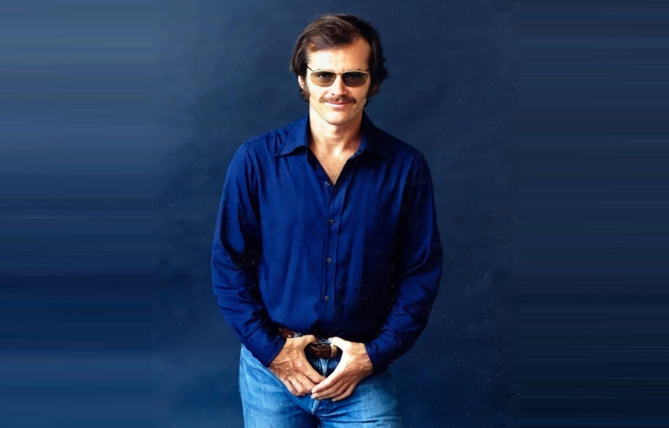 তার অভিনয় জীবনের সূচনা থেকেই বুঝা যায়, তিনি কোনো সাধারণ মানুষ নন; তিনি ছিলেন এক বৈপ্লবিক প্রতিভা। একই সঙ্গে রসবোধ, গভীরতা, কৌতুক ও ভীতির মিশেল তার চরিত্রগুলোতে ছিল চোখে পড়ার মতো।