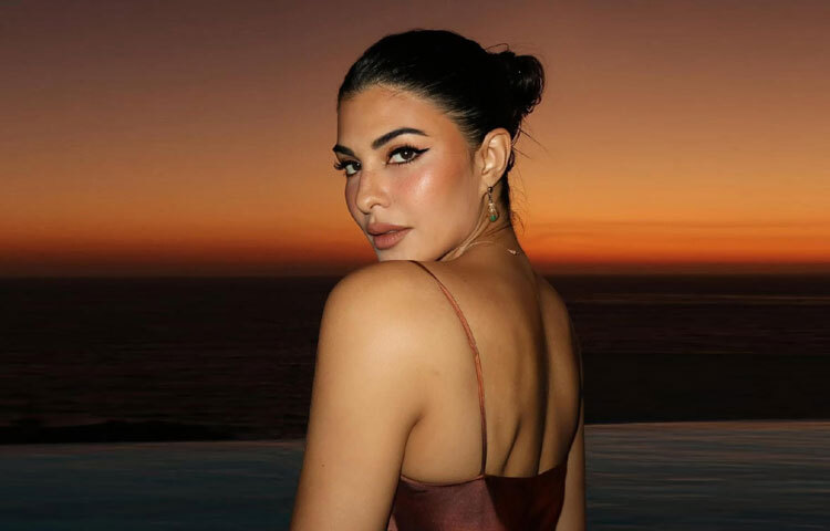 পুরো সাজে জুড়েছে মিনিমাল জুয়েলারির এলিগ্যান্ট স্পর্শ।