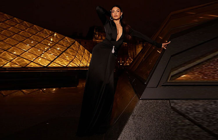 অ্যাকসেসরিজে তিনি রাখেন মিনিমাল টাচ। বড় মেটালিক হুপ ইয়াররিংস, যা একদিকে যেমন আধুনিক, তেমনি দারুণ স্টেটমেন্ট তৈরি করেছে তার পুরো লুকে।