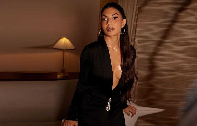 মেকআপে ছিল ট্রেন্ডি অথচ স্বাভাবিক ছোঁয়া-ডিউই বেস, গালে সান-কিসড ব্রোঞ্জ টোন, চোখে হালকা ব্রাউন শেড আর সফট লাইনারের ব্যবহার এনে দিয়েছে পরিমিত গভীরতা। ঠোঁটে নিউড-ব্রাউন সাটিন লিপস্টিক ও ঢেউ খেলানো হাফ পনিটেইল চুল তাঁর স্টাইলকে করেছে আরও আকর্ষণীয়।