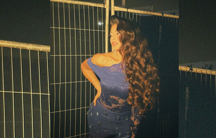 মেকআপে বিশেষভাবে নজর কাড়ছে তার চোখ, আকাশি নীল শিমারি আইশ্যাডো ও গভীর নীল আইলাইনারের সমন্বয়ে। মুখে হালকা ব্লাশান হাইলাইটার ও গ্লসি লিপকালার লুকটিকে আরও উজ্জ্বল করেছে। কার্লি হেয়ারস্টাইল পুরো সাজকে করেছে আরও আবেদনময়।