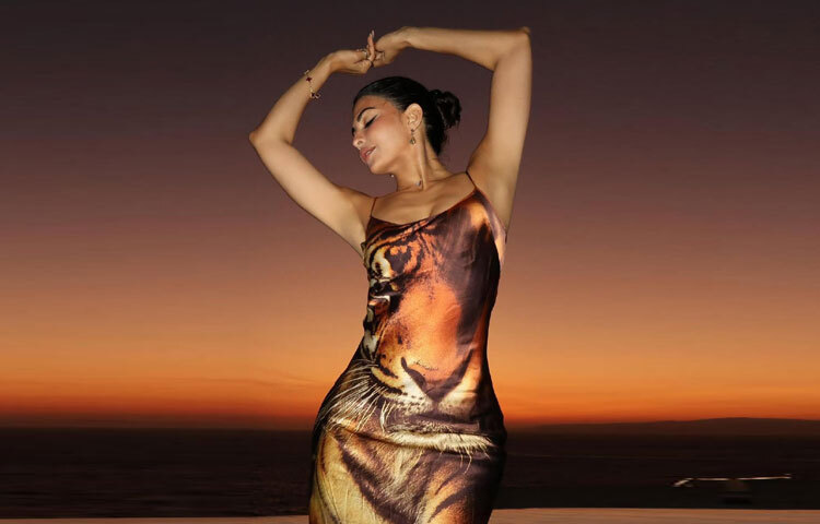 বুনো গ্ল্যামারের নিখুঁত উদাহরণ বলা চলে এই টাইগার প্রিন্ট আউটফিটে জ্যাকুলিনের লুক।