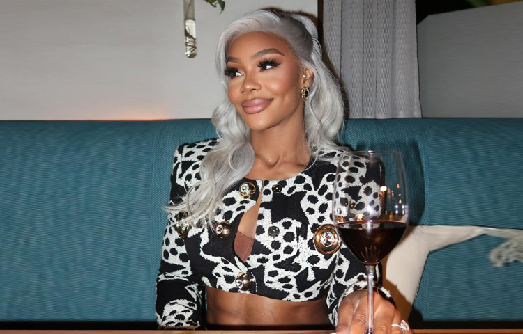 জেড শুধু রেসলিং নয়, ফিটনেস ও ব্যবসায়িক দিকেও সমান দক্ষ। তিনি সাইকোলজি ও চাইল্ড সাইকোলজি বিষয়ে ডিগ্রি অর্জন করেছেন ‘জ্যাকসনভিল ইউনিভার্সিটি’ থেকে। পাশাপাশি তিনি একজন ফিটনেস মডেল, জিম ট্রেইনার এবং সামাজিক যোগাযোগমাধ্যমে একজন জনপ্রিয় ইনফ্লুয়েন্সার।