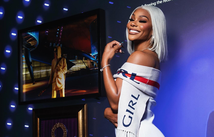 খেলাধুলার প্রতি প্রবল টান থেকেই জেড বেছে নেন শারীরিক সক্ষমতার নতুন এক যুদ্ধক্ষেত্র ‘প্রো রেসলিং’। তবে তার যাত্রা এত সহজ ছিল না। রেসলিংয়ের জগতে নারীদের প্রতিনিধিত্ব তখনো সীমিত ছিল। কিন্তু জেড ছিলেন অন্যরকম। আত্মবিশ্বাস, শারীরিক ফিটনেস ও নেতৃত্বগুণ-এই তিনে ভর করে তিনি নিজেকে তৈরি করেন।