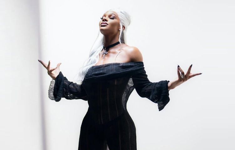 ১৯৯২ সালের এই দিনে মার্কিন যুক্তরাষ্ট্রের ফ্লোরিডা অঙ্গরাজ্যের গাইন্সভিল শহরে তার জন্ম। ছোটবেলা থেকেই তিনি ছিলেন আত্মবিশ্বাসী, স্পোর্টি ও স্বাধীনচেতা। স্কুলজীবনেই তার শরীরচর্চা এবং ক্রীড়া প্রতিভা চারপাশে আলোড়ন তুলেছিল।