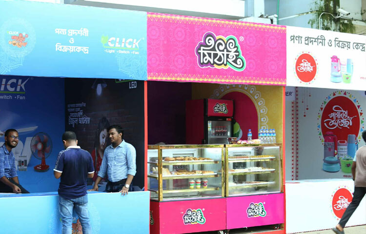 জগন্নাথ হলের প্রাঙ্গণ সাজানো হয়েছে বিভিন্ন স্টল দিয়ে, যেখানে দর্শনার্থীরা পূজা সম্পর্কিত সামগ্রী, সুস্বাদু খাবার ও হস্তশিল্প পণ্য উপভোগ করতে পারবেন।