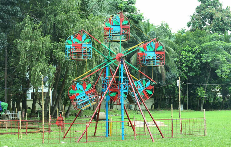 ছোটদের জন্যও আনন্দের আয়োজন রয়েছে। হল প্রাঙ্গণে বিশেষভাবে শিশুদের খেলার জন্য রাইড বসানো হয়েছে, যাতে তারা উৎসবের আনন্দ উপভোগ করতে পারে।