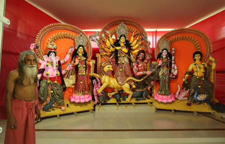 পরিবার-পরিজন, বন্ধু ও সহপাঠীদের সঙ্গে দুর্গা উৎসবের আনন্দ ভাগাভাগি করতে এই আয়োজন শিক্ষার্থীদের মধ্যে বিশেষ উৎসাহ সৃষ্টি করছে।