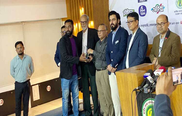 দেশের সম্ভাবনাময় ‘কসমেটিকস, স্কিন কেয়ার ও পার্সোনাল কেয়ার’ শিল্পখাত নিয়ে প্রতিবেদন করে লিলি প্রেজেন্টস মিডিয়া ফেলোশিপ ২০২৪-এ অনলাইন ক্যাটাগরিতে বেস্ট রিপোর্টিং অ্যাওয়ার্ড পেয়েছেন জাগো নিউজের জ্যেষ্ঠ প্রতিবেদক নাজমুল হুসাইন। ছবি: জাগো নিউজ