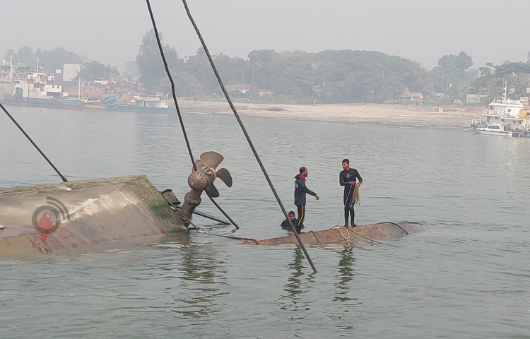 আজ সকাল সাড়ে ১০টায় অষ্টম দিনের মতো মানিকগঞ্জের পাটুরিয়া ঘাটে ডুবে যাওয়া রজনীগন্ধা ফেরি উদ্ধার অভিযান শুরু হয়। উদ্ধারকারী জাহাজ প্রত্যয়ের অভিযানে ফেরিটির একাংশ ইতিমধ্যে দৃশ্যমান হয়েছে। ছবি: বি.এম খোরশেদ