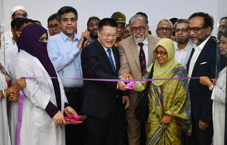 ঢাকায় শাহবাগে বাংলাদেশ মেডিক্যাল বিশ্ববিদ্যালয়ের সুপার স্পেশালাইজড হাসপাতালে চীন সরকারের অনুদানে স্থাপিত ‘রোবোটিক রিহ্যাবিলিটেশন সেন্টার’ উদ্বোধন করেন স্বাস্থ্য ও পরিবার কল্যাণ উপদেষ্টা নূরজাহান বেগম। এসময় স্বাস্থ্য ও পরিবার কল্যাণ মন্ত্রণালয় সংক্রান্ত প্রধান উপদেষ্টার বিশেষ সহকারী ডা. মো. সায়েদুর রহমান ও বাংলাদেশে চীনের রাষ্ট্রদূত ইয়াও ওয়েন উপস্থিত ছিলেন। ছবি: পিআইডি
