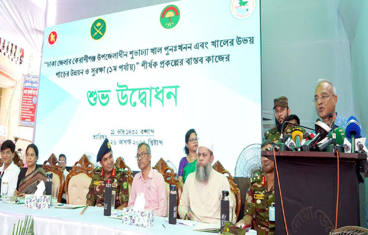 কেরাণীগঞ্জে ‘ঢাকা জেলার কেরাণীগঞ্জ উপজেলাধীন শুভাঢ্যা খাল পুনঃখনন এবং খালের উভয় পাড়ের উন্নয়ন ও সুরক্ষা (১ম পর্যায়)’ শীর্ষক প্রকল্পের বাস্তব কাজের উদ্বোধন অনুষ্ঠানে বক্তৃতা করেন স্বরাষ্ট্র উপদেষ্টা লেফটেন্যান্ট জেনারেল (অব.) মো. জাহাঙ্গীর আলম চৌধুরী। ছবি: পিআইডি