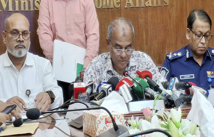 দেশের সব জায়গায় এবার দুর্গাপূজা নির্বিঘ্নে হবে বলে জানিয়েছেন স্বরাষ্ট্র উপদেষ্টা লেফটেন্যান্ট জেনারেল (অব.) মো. জাহাঙ্গীর আলম চৌধুরী। ছবি: মাসুদ রানা