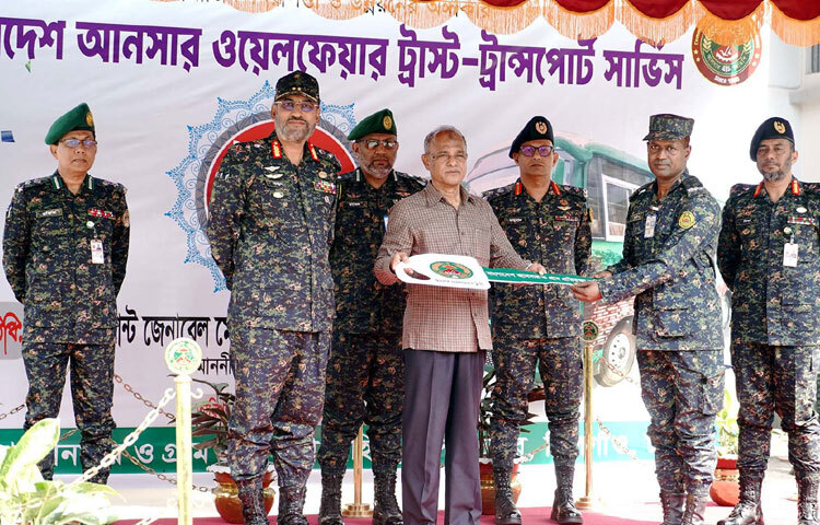 ঢাকায় খিলগাঁওয়ে বাংলাদেশ আনসার ও গ্রাম প্রতিরক্ষা বাহিনী সদর দপ্তরে বাংলাদেশ আনসার ওয়েলফেয়ার ট্রাস্ট-ট্রান্সপোর্ট সার্ভিসের বাসের চাবি হস্তান্তর করেন স্বরাষ্ট্র উপদেষ্টা লেফটেন্যান্ট জেনারেল (অব.) মো. জাহাঙ্গীর আলম চৌধুরী। ছবি: পিআইডি
