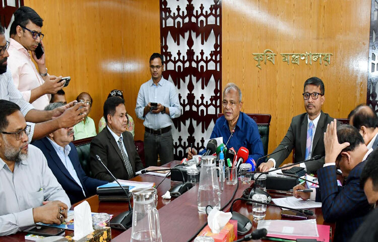 মন্ত্রণালয়ের সভাকক্ষে বার্ষিক উন্নয়ন কর্মসূচি পর্যালোচনা সভা শেষে সাংবাদিকদের ব্রিফ করেন কৃষি উপদেষ্টা লেফটেন্যান্ট জেনারেল (অব.) মো. জাহাঙ্গীর আলম চৌধুরী। ছবি: পিআইডি