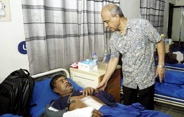 আজ ঢাকায় পিলখানার বিজিবি হাসপাতালে চিকিৎসাধীন বৈষম্যবিরোধী ছাত্র আন্দোলনে আহত বিজিবি সদস্য ও শিক্ষার্থীদের দেখতে যান স্বরাষ্ট্র উপদেষ্টা লেফটেন্যান্ট জেনারেল মো. জাহাঙ্গীর আলম চৌধুরী (অব.)। ছবি: পিআইডি