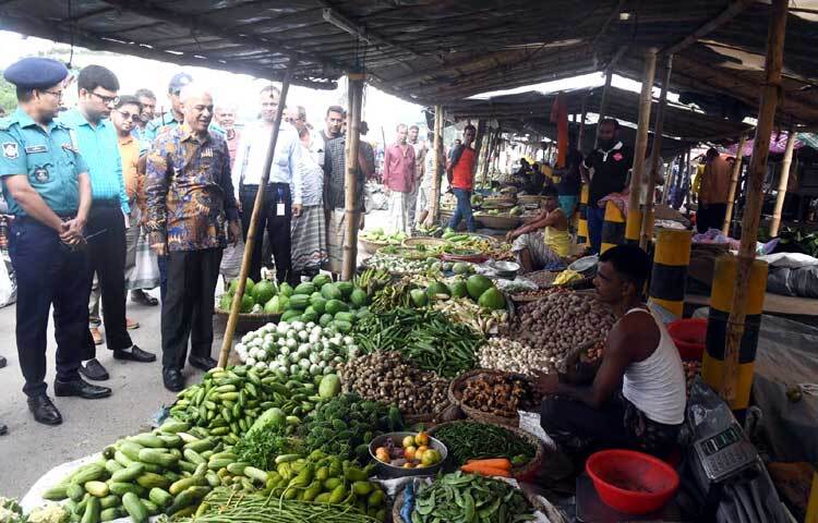 আজ রাজশাহীর নওহাটা ও খড়খড়ি বাজার পরিদর্শন করেন স্বরাষ্ট্র উপদেষ্টা লেফটেন্যান্ট জেনারেল মো.জাহাঙ্গীর আলম চৌধুরী (অব.)। ছবি: পিআইডি