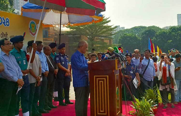 স্বরাষ্ট্র উপদেষ্টা লেফটেন্যান্ট জেনারেল (অব.) মো. জাহাঙ্গীর আলম চৌধুরী বলেছেন, ঢাকা মহানগরে ট্রাফিক ব্যবস্থাপনায় শৃঙ্খলা আনতে পুলিশের সঙ্গে কাজ করতে ৩০০ শিক্ষার্থীকে আনুষ্ঠানিকভাবে যুক্ত করা হয়েছে। তাদের সম্মানিও দেওয়া হবে। ছবি: তৌহিদুজ্জামান তন্ময়