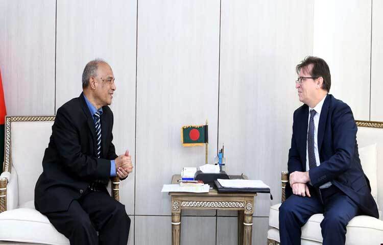 কৃষি উপদেষ্টা লেফটেন্যান্ট জেনারেল মো. জাহাঙ্গীর আলম চৌধুরী (অব.) এর সাথে মন্ত্রণালয়ে তার অফিসকক্ষে সাক্ষাৎ করেন বাংলাদেশে তুরস্কের রাষ্ট্রতদূত রামিস সেন। ছবি: পিআইডি
